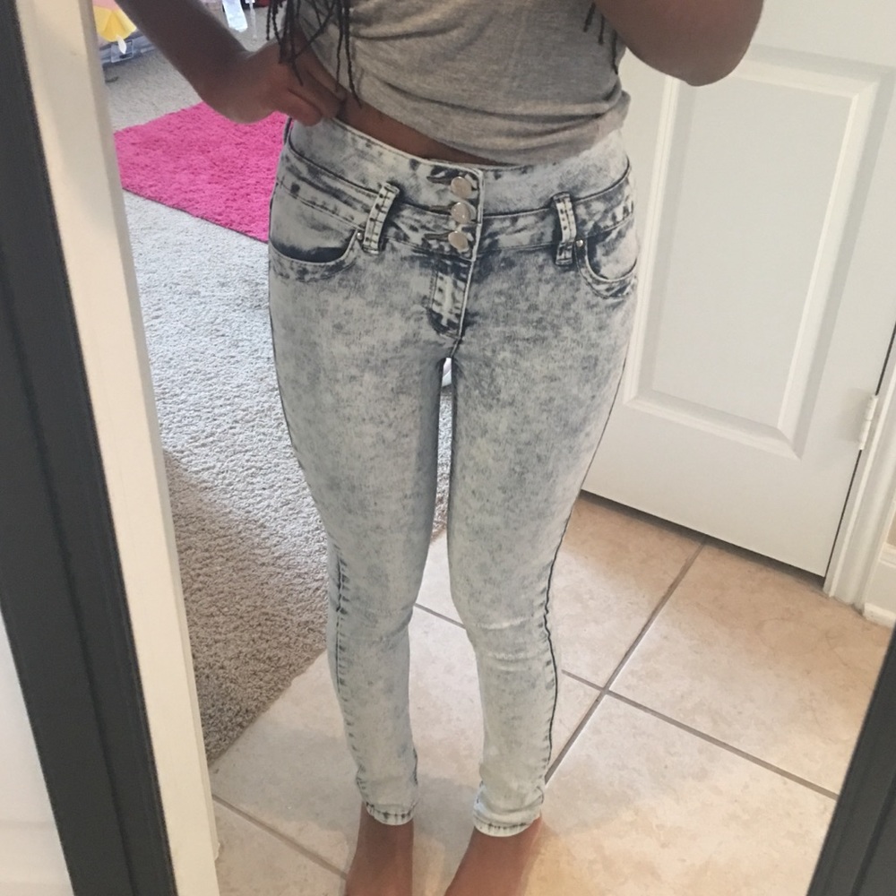 High-wasted Acid Washed Jeans